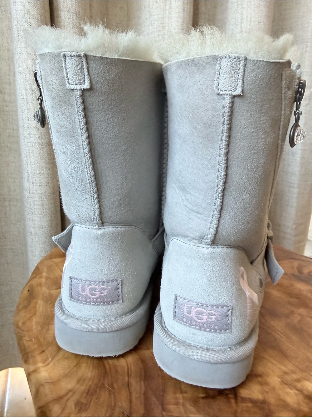 UGG Australia Gray Pink Ribbon Breast Cancer Boots Sz 8 Limited Edition EUC - Picture 2 of 7